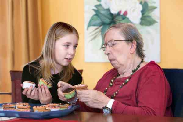 Woonlocatie Weegbree cake eten met kleinkind