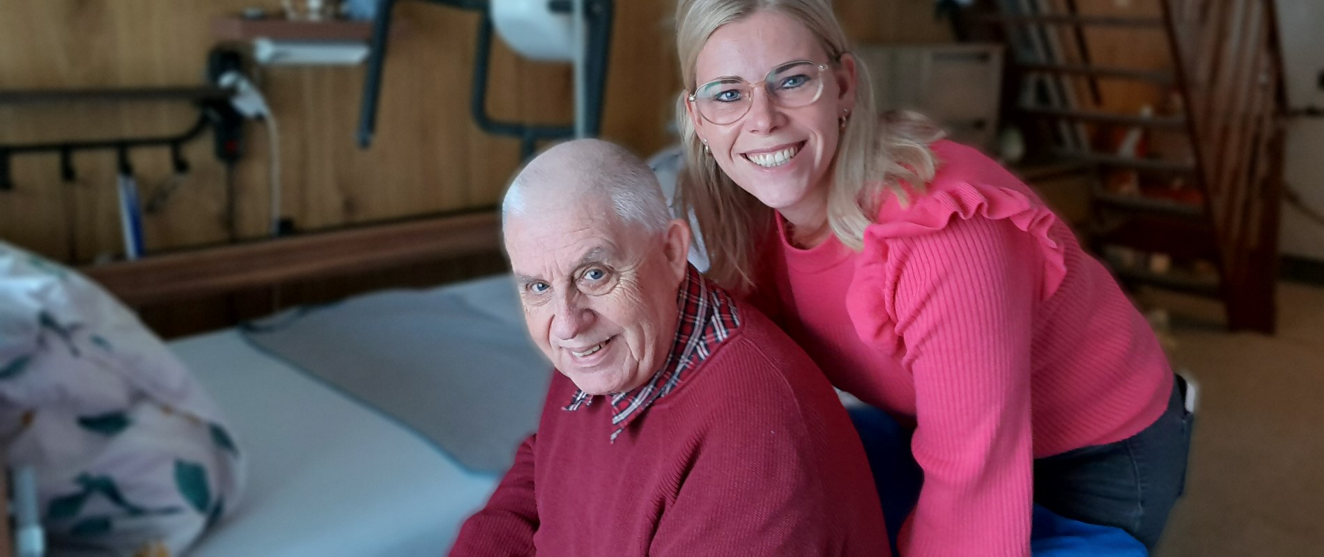 Verzorgende Wijk Groesbeek De Meent Larissa Met Cliënt De Heer Janssen(T)