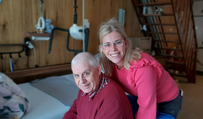 Verzorgende Wijk Groesbeek De Meent Larissa Met Cliënt De Heer Janssen(T)