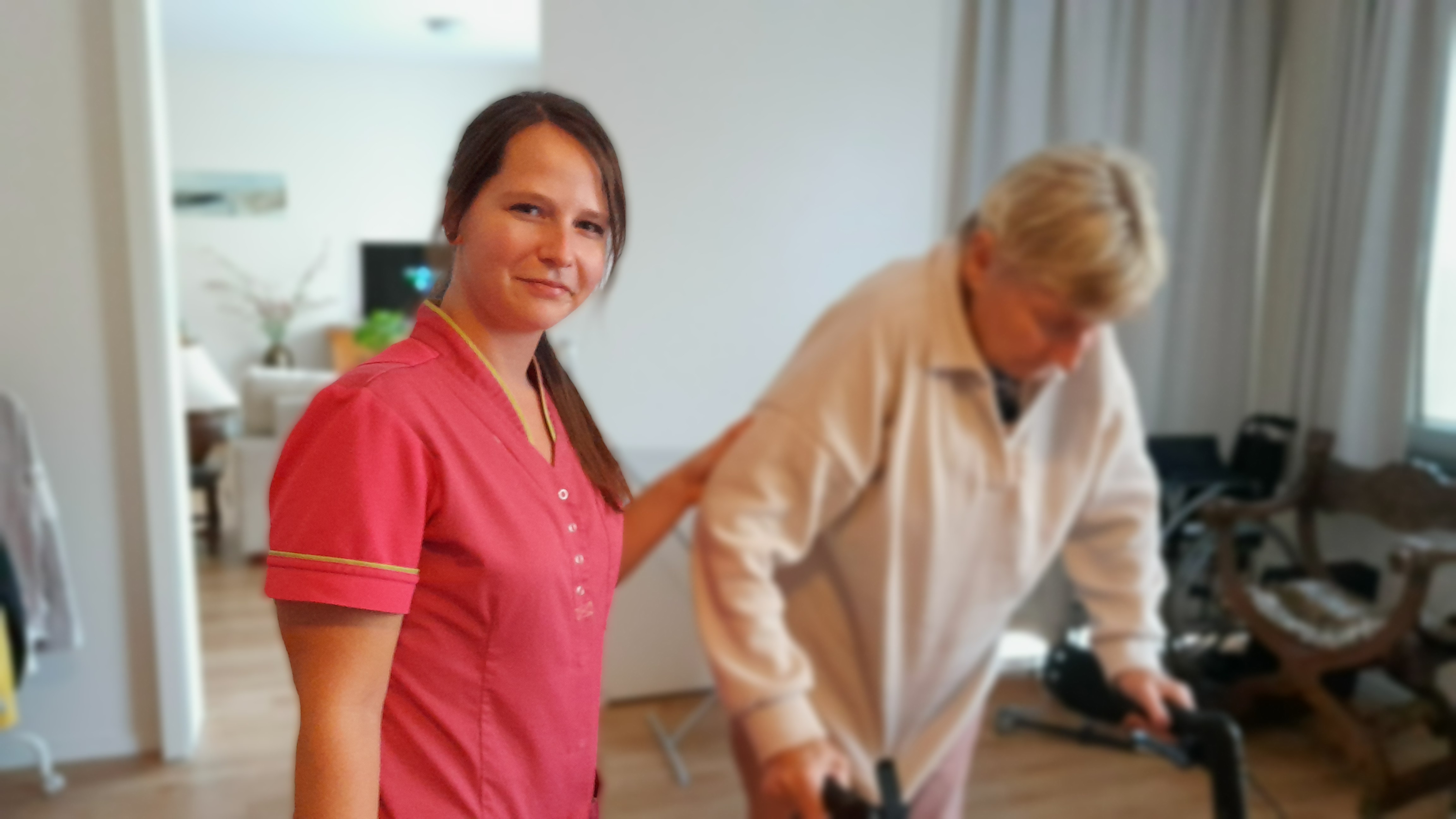 Plataan Verzorgende Helpen Met Lopen Rollator Client