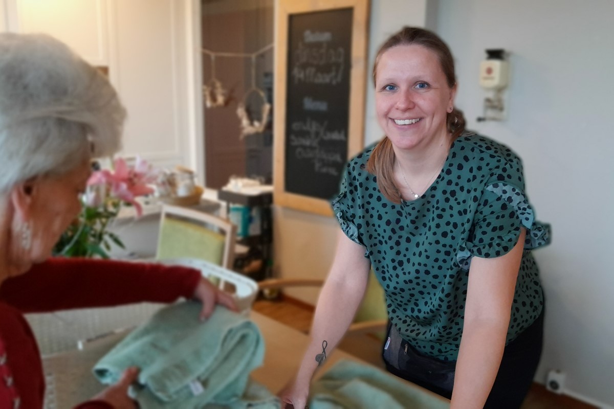 Verzorgende Wollewei Daisy Kijkend