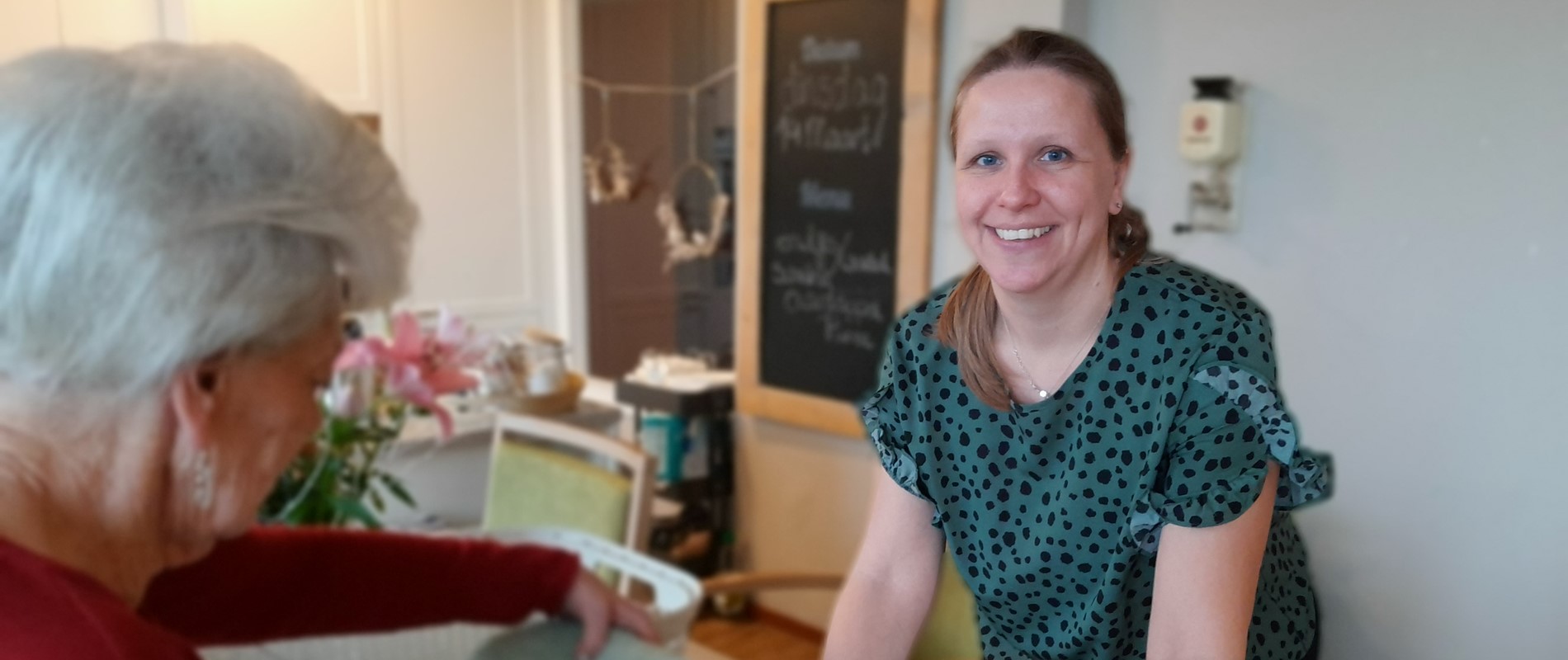 Verzorgende Wollewei Daisy Kijkend