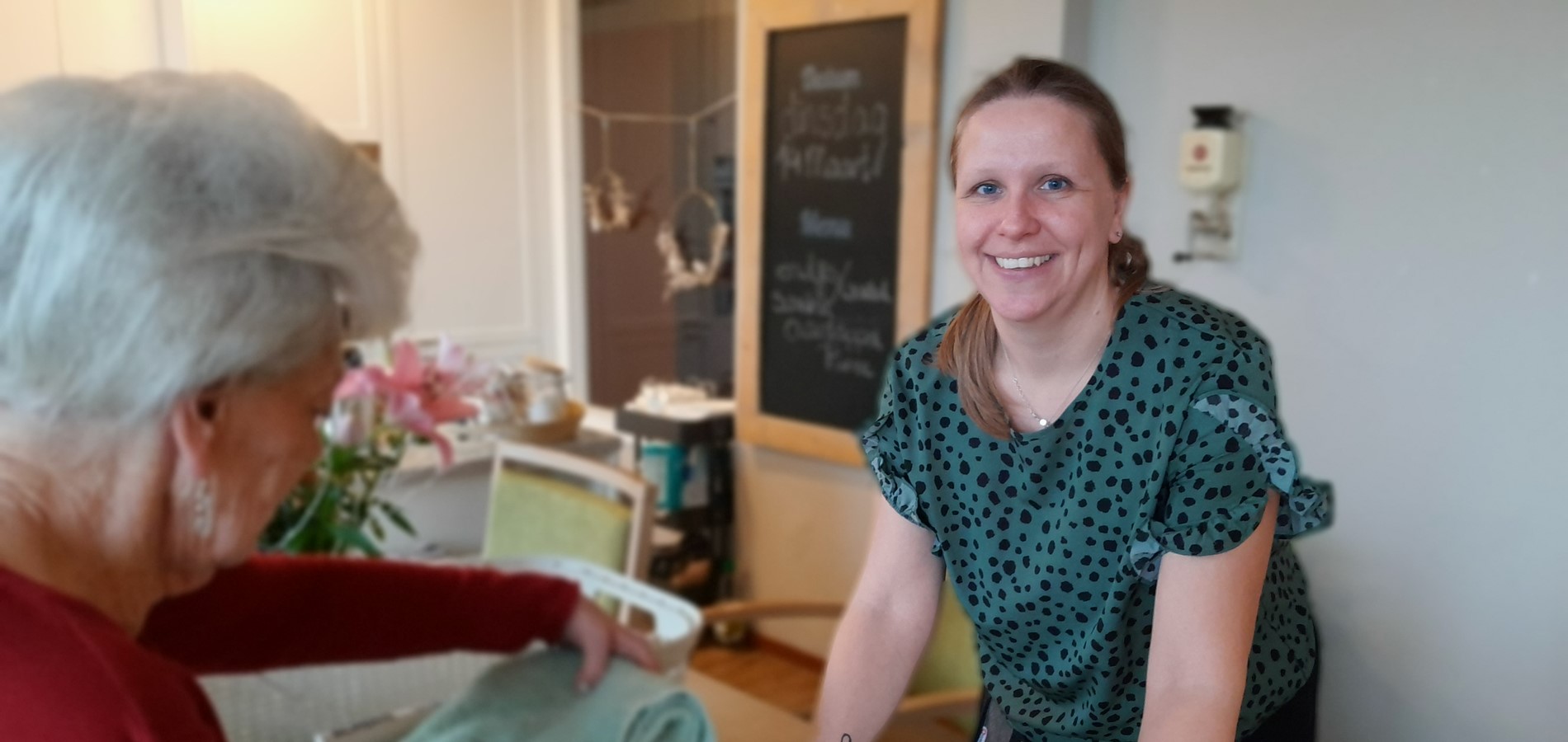 Verzorgende Wollewei Daisy Kijkend