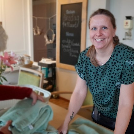 Verzorgende Wollewei Daisy Kijkend