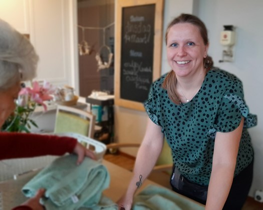 Verzorgende Wollewei Daisy Kijkend