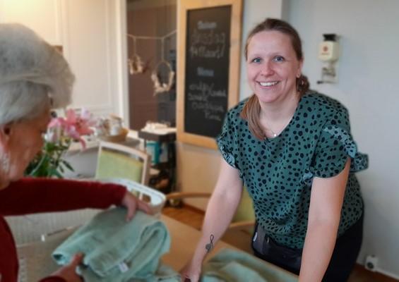 Verzorgende Wollewei Daisy Kijkend