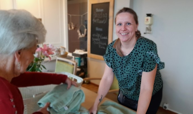 Verzorgende Wollewei Daisy Kijkend