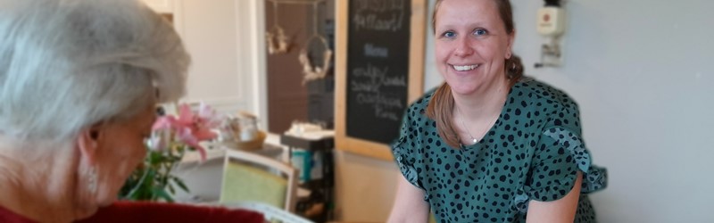 Verzorgende Wollewei Daisy Kijkend
