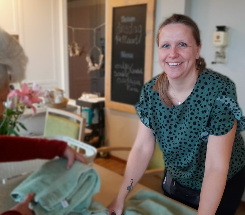 Verzorgende Wollewei Daisy Kijkend